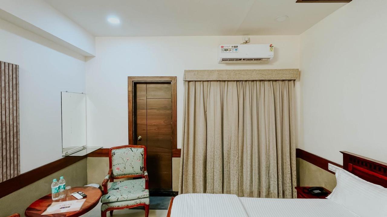 Hotel Tirth By Sonu'S Ujjain Buitenkant foto