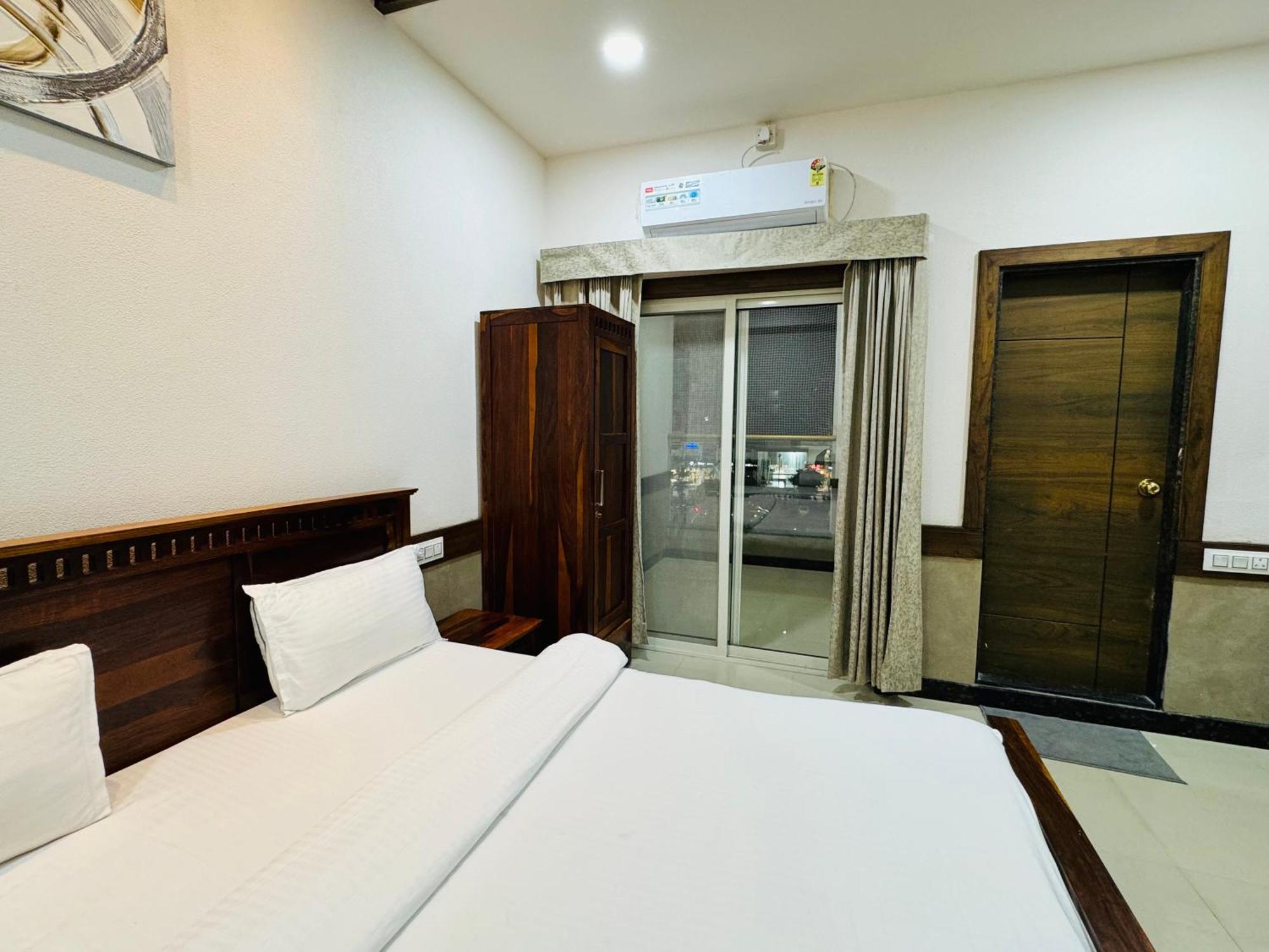 Hotel Tirth By Sonu'S Ujjain Buitenkant foto
