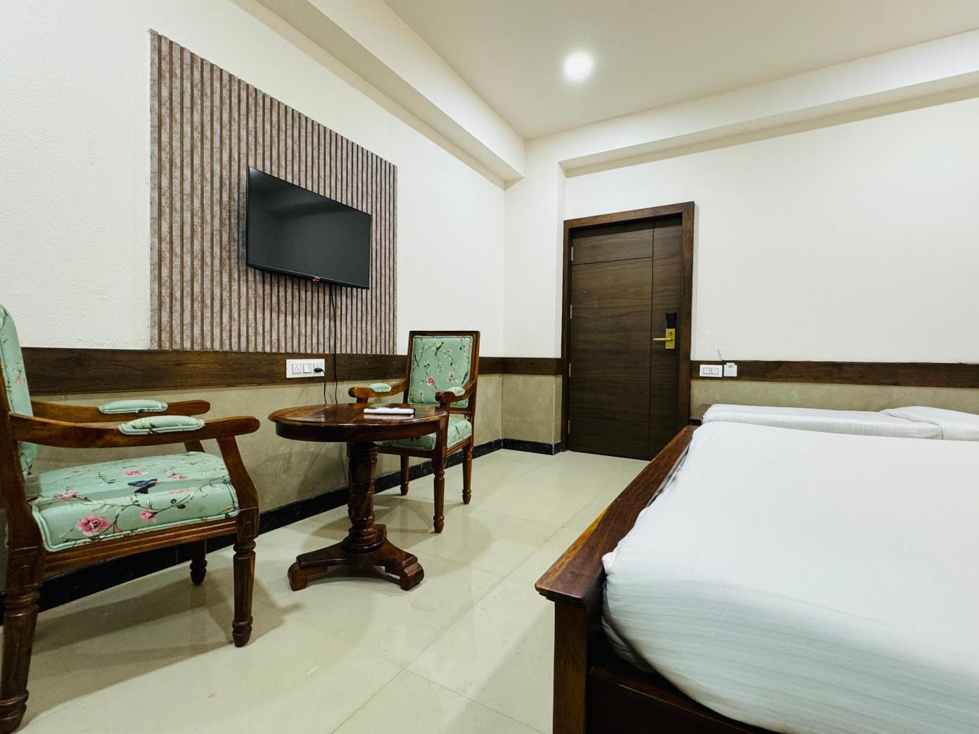 Hotel Tirth By Sonu'S Ujjain Buitenkant foto