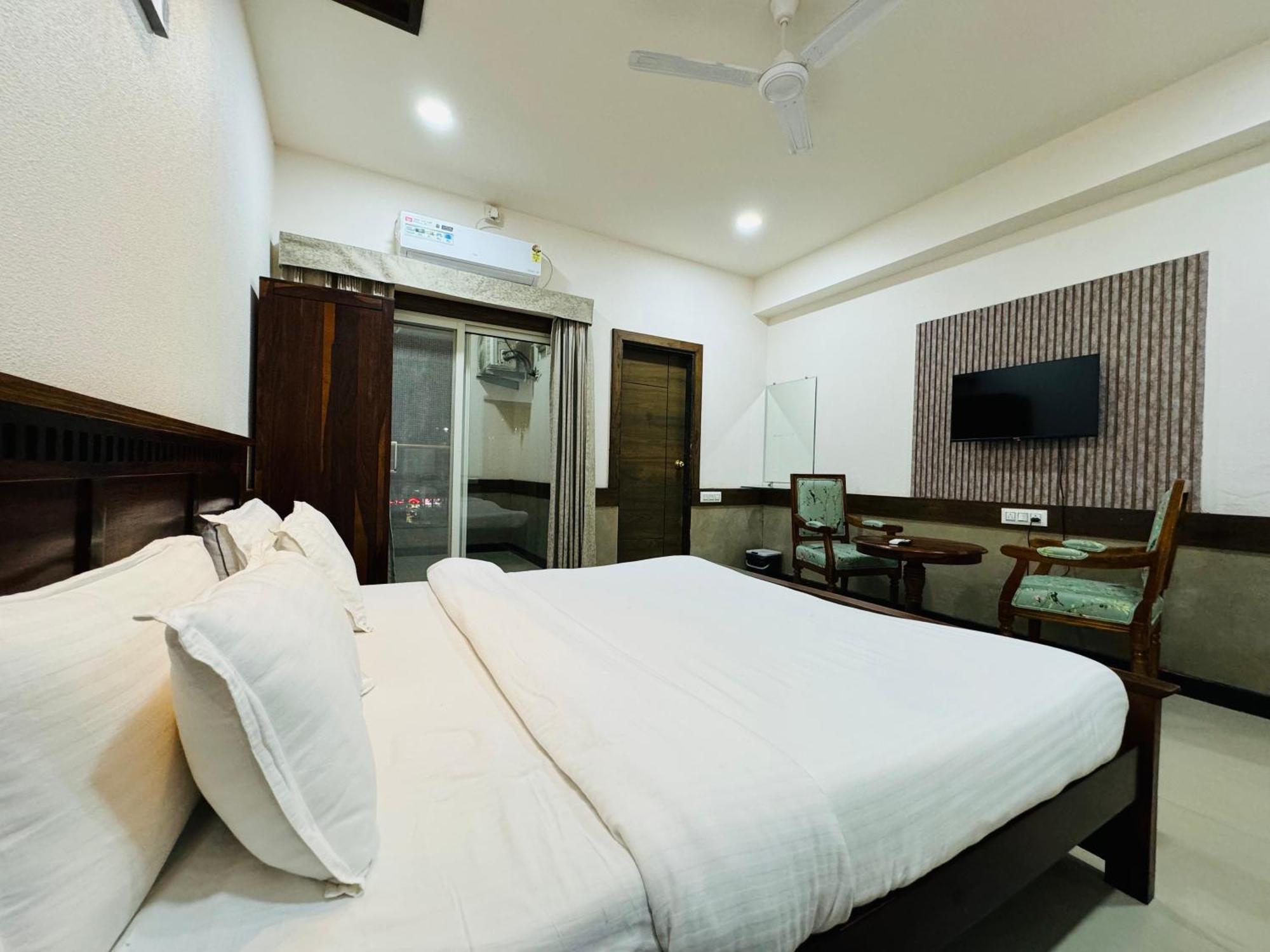 Hotel Tirth By Sonu'S Ujjain Buitenkant foto