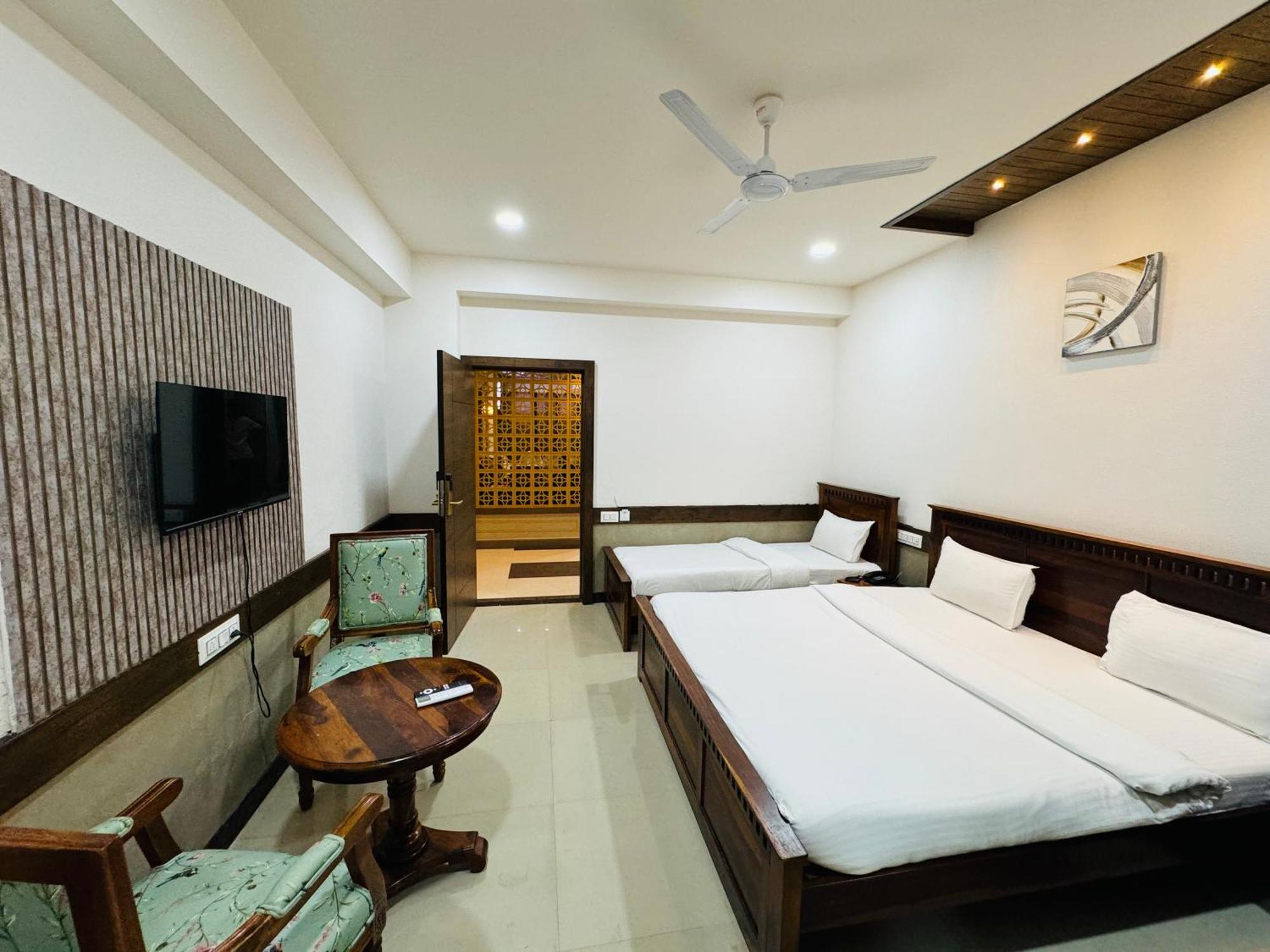 Hotel Tirth By Sonu'S Ujjain Buitenkant foto