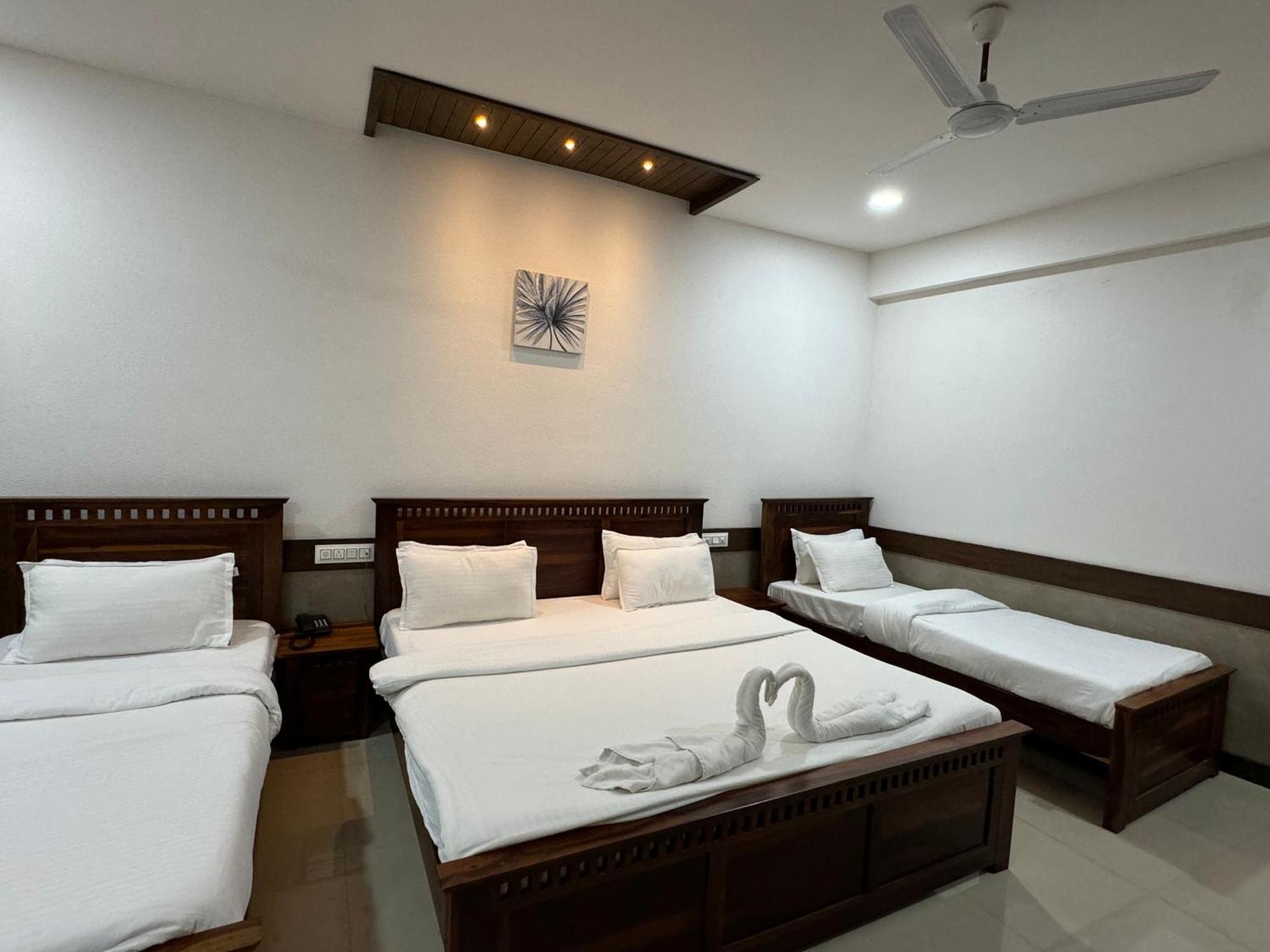 Hotel Tirth By Sonu'S Ujjain Buitenkant foto