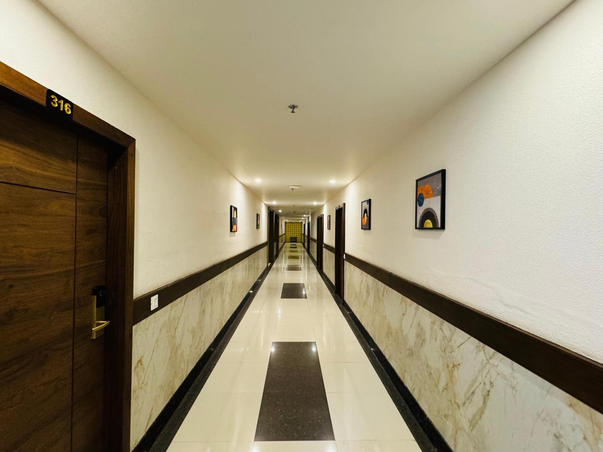 Hotel Tirth By Sonu'S Ujjain Buitenkant foto